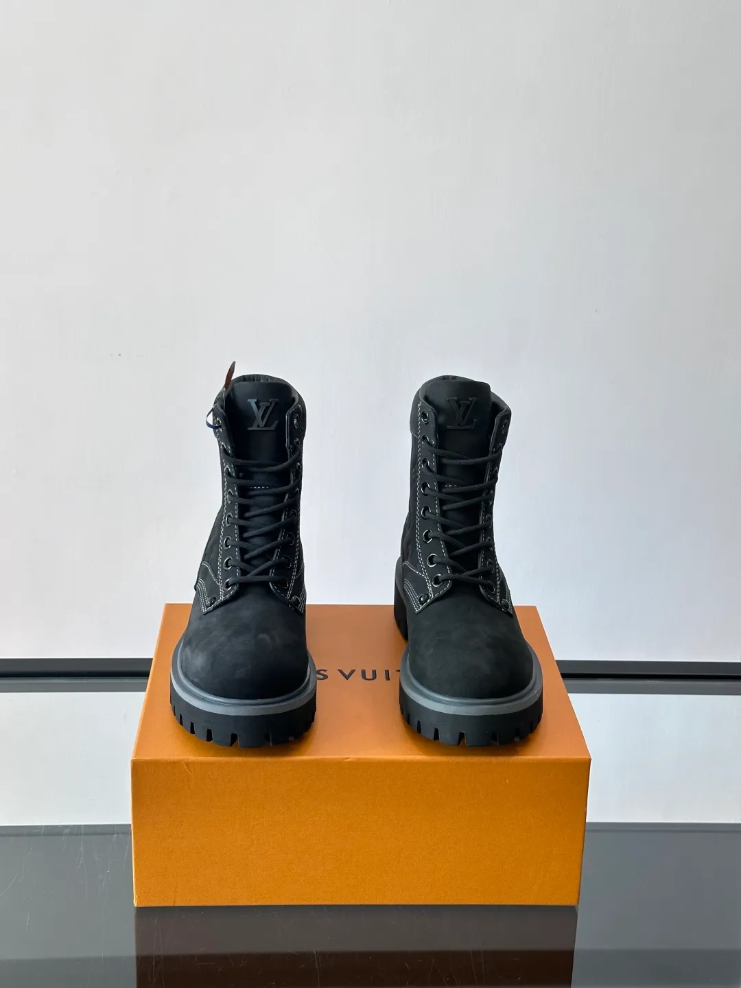 [L Home] Top P: 920💰 Size: 39-44 (45 can be customized) LOUIS VUITTON Louis Vuitton ss25 LV Donkey brand new thick-soled lace-up big-toe shoes men's casual shoes high-top short boots. These boots are crafted from top-grain calf leather for a lightweight and comfortable fit. The thick EVA outsole is embellished with eye-catching ridges, and the trendy attitude of being both strong and soft makes it an everyday choice. ✔Upper: imported first-layer cowhide ✔Lining: cowhide ✔Outsole: original molded outsole